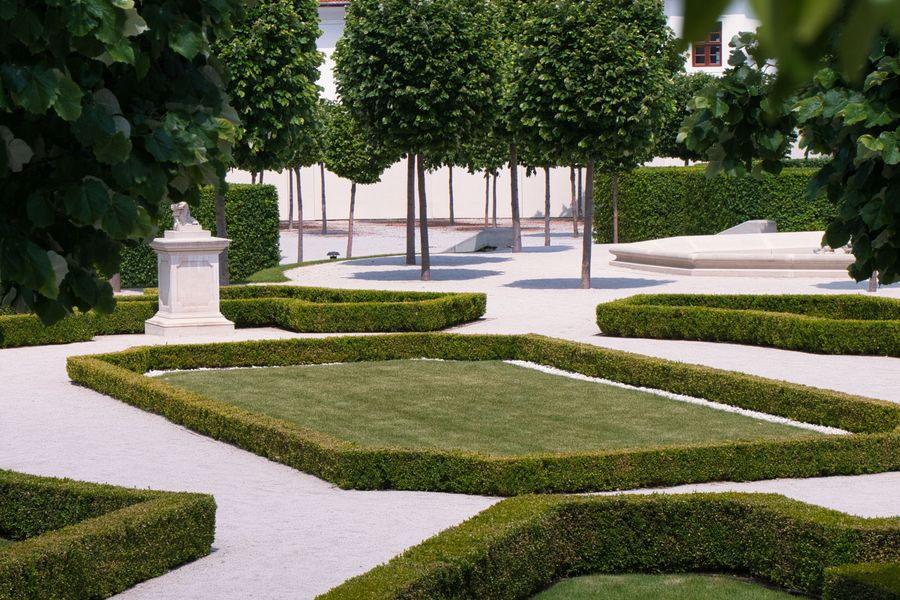 Haies et végétation taillées avec précision dans un jardin soigné